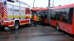 Kauzu zrážky hasičského auta s autobusom MHD si sudcovia prehadzujú ako horúci zemiak