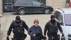 Obvinenú z vraždy partnera priviezli pred súd. Muža našli v kaluži krvi s desiatkami bodných rán v chrbte