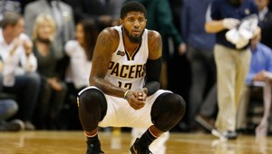 Kopol loptu do fanúšičky, poslal kvety a dostal pokutu