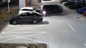 VIDEO: Kaskadérska jazda opitého vodiča. Skončil v predajni áut a niekoľko ich zničil