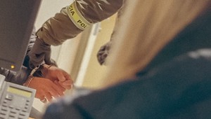 Prípad zneužívania nevlastnej dcéry (3) pokračuje. Polícia obvinila ďalšiu osobu