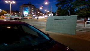 Pracovníci firmy nariadili zákaz parkovania! Autá by im bránili pri montáži reklamy