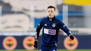 Jeden výkon horší ako druhý. Özil vraj do Istanbulu priniesol prekliatie