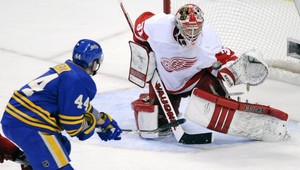 Sekera sa vrátil vo hviezdnom štýle, Boston uspel na ľade lídra