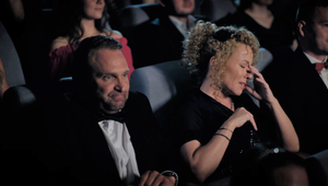 Ako to dopadne, keď vezmete muža do divadla cez hokejový zápas? Táto scénka vás pobaví!