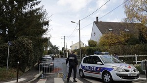 Neďaleko Paríža strieľal policajt. Zabil troch ľudí a následne seba