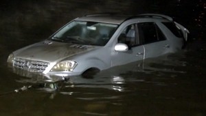 Vodič sa chcel vyhnúť cyklistovi, utopil svoje auto