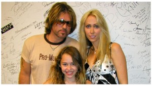 Otec popovej speváčky Miley Cyrus sa rozvádza: Mladšiu krásku opustil len po siedmich mesiacoch!