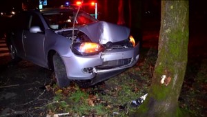 Opitý havaroval do stromu: Muž si za volant tak skoro nesadne