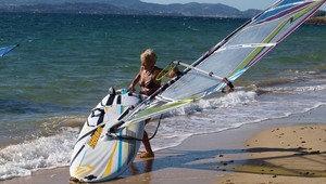 Babička troch vnúčat prešla vo svojich 81 rokoch na surfe viac ako 33 kilometrov