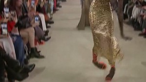 Nohy ako z gumy! Po zvláštnej chôdzi prišiel pád