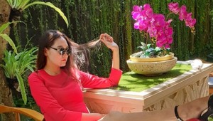 Vyzerá nenápadne, ale keď sa postaví, všimnú si ju úplne všetci! Videli ste už takúto ženu?