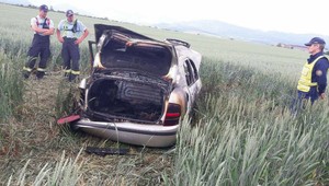 V zhorenom aute našli ľudské telo, na identifikáciu sú potrebné testy DNA