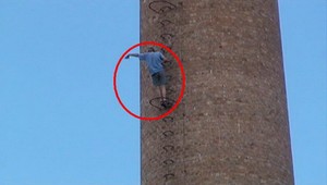 Ožratý Krtíšan protestoval proti nevere ženy na komíne