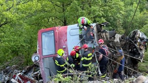 Havarovaný rušeň pri Jablonove nad Turňou sa hasičom podarilo vytiahnuť