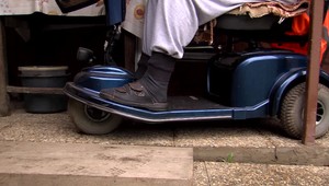 Mužovi (70) sa po pol roku pokazil invalidný vozík. Predajca reklamáciu neuznal, preto pomohli Darované Vianoce