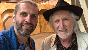 René Štúr zverejnil video z nakrúcania rozprávky Perinbaba a dva svety: Takto ho Jakubisko "potetoval"!