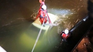 Dramatická záchranná akcia. Vodič skončil pod hladinou, neprežil