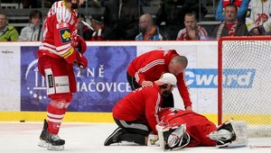 Hamerlík obetoval svoje rameno. Pri kľúčovom zákroku sa zranil