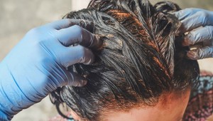 Poprosila syna, aby jej zafarbil vlasy, teraz to ľutuje: Pozrite sa na tú hrôzu!