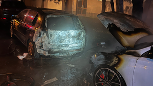 Nočný požiar: Neznámy páchateľ podpálil autá na sídlisku