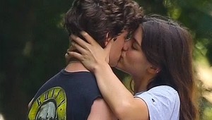 Dcéra Toma Cruisa má prvého frajera: Takto si stredoškoláci na ulici vyznávali lásku!