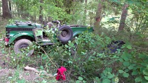 Vodič nezvládol riadenie v stúpaní, auto sa prevrátilo a zabilo ho. Našiel ho okoloidúci hubár