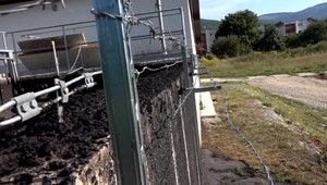 Pre neznesiteľný zápach nemohli otvoriť ani okná. Kauza čistička má svoj koniec