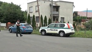 Policajti našli v záhrade zakopané dievčatko. Matku (32) vypočuvali