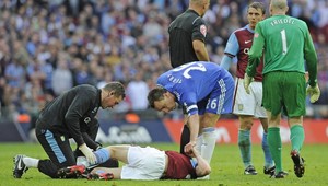 Terry mal šťastie, za likvidačný zákrok na Milnera dostal len žltú kartu