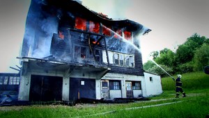 Štyridsať detí sa ocitlo na ulici, zhorela chatka pri Počúvadle