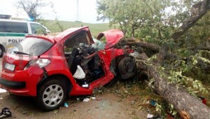 Pätnásťročný chlapec si vzal mamine auto, nabúral s ním do stromu