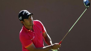 Golfista Larrazábal sa skokom do jazera ochránil od útoku sršňov