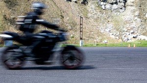 Nehoda na priechode pre chodcov. Motorkár si nevšimol otca s malou dcérou