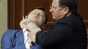 VIDEO: Komunista škrtil kolegu v ukrajinskom parlamente!