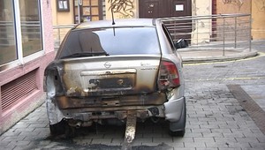 Šialenec v Bratislave rozbíjal a podpaľoval autá!