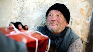 Bezdomovec ponúkol študentke posledné peniaze. Neuveríte, čo sa stalo