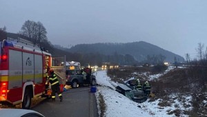 Polícia vyšetruje tragickú nehodu: Z neznámych príčin prešli autom do protismeru, traja zahynuli