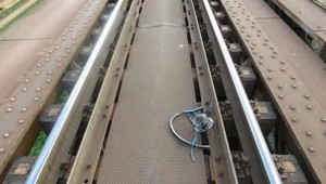 Zrážku s vlakom muž neprežil. Pravdepodobne vlak nepočul, pretože mal mať na ušiach slúchadlá