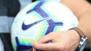 Český rozhodca nebol vo forme. Na mol pred deťmi