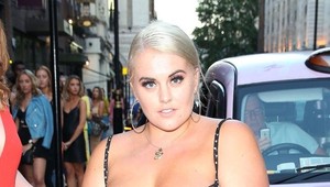 XXL modelka poriadne prestrelila: Trúfli by ste si obliecť tieto šaty do spoločnosti?