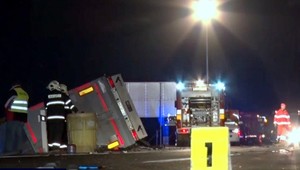 Zrážka plne naložených kamiónov sa skončila tragicky