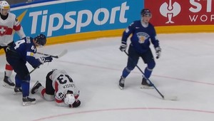 Udrel súpera do krku hokejkou, dostal stop! Fíni vo štvrťfinále bez Granlunda