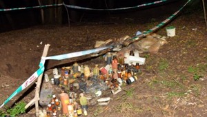 V Zemianskych Kostoľanoch vykopali 150 nádob s chemickou látkou. Ako pokročilo zisťovanie, či nejde o bojové látky?