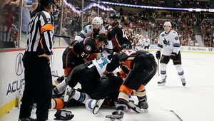 V Anaheime sa bili aj hviezdy! Rozhodcovia rozdali 165 trestných minút