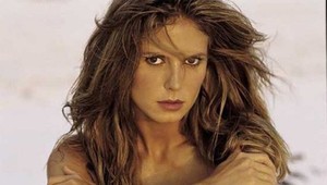 Nádherná tvár a nahé dokonalé telo. Spoznávate slávnu modelku?