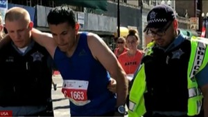 Muž si na maratóne zlomil bedrový kĺb, policajti mu pomohli do cieľa