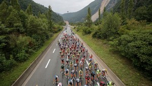 Vieme, kde cikajú cyklisti! V karavanoch fanúšikov