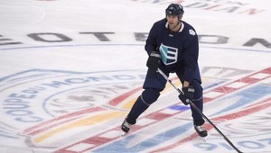 Vzbudzuje hrôzu. Usmievaj sa, vraví Chárovi aj manželka