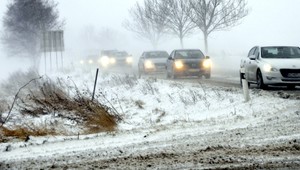 Husté sneženie komplikovalo dopravu na viacerých miestach Slovenska